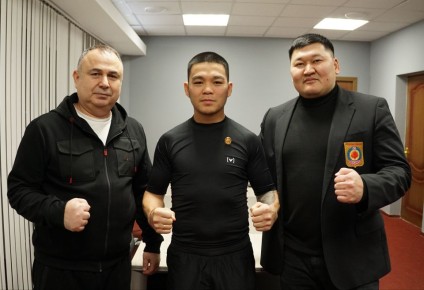 Министр спорта Константин Батыров совместно с председателем правления Федерации бокса Республики Калмыкия Мутали Сусаровым вручили Чингизу Натырову знак EBP, свидетельствующий о членстве и признании со стороны организации...