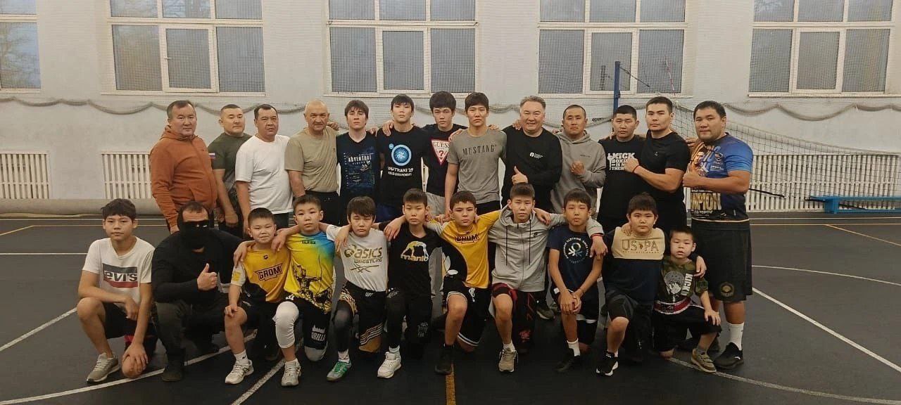 В Элисте энергичный марафон утренних зарядок в рамках программы «Герои 08» прошли под руководством Валетова Ивана, заместителя директора БУ ДО РЦСП «Ойрат-Арена» и воспитанников Федерации спортивной борьбы республики В Элисте энергичный марафон утренних зарядок в рамках программы «Герои 08» прошли под руководством Валетова Ивана, заместителя директора БУ ДО РЦСП «Ойрат-Арена» и воспитанников Федерации спортивной борьбы республики