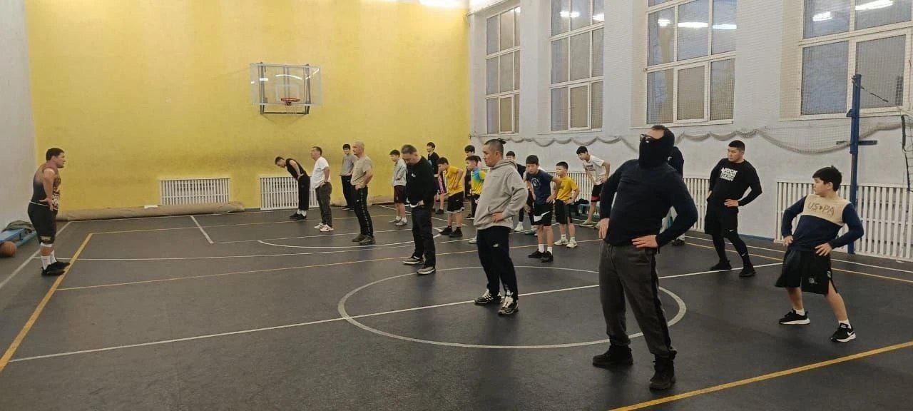 В Элисте энергичный марафон утренних зарядок в рамках программы «Герои 08» прошли под руководством Валетова Ивана, заместителя директора БУ ДО РЦСП «Ойрат-Арена» и воспитанников Федерации спортивной борьбы республики