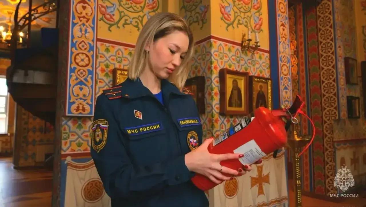 Сотрудники МЧС России проводят профилактические мероприятия в православных храмах республики