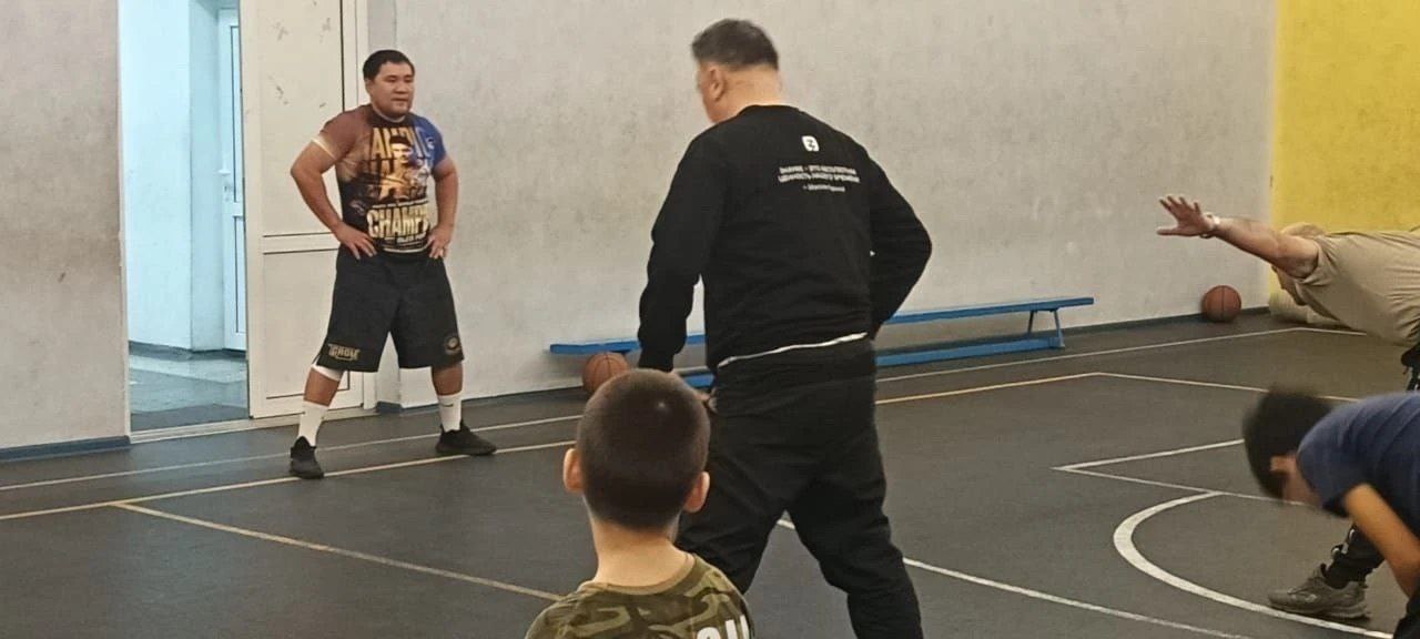 В Элисте энергичный марафон утренних зарядок в рамках программы «Герои 08» прошли под руководством Валетова Ивана, заместителя директора БУ ДО РЦСП «Ойрат-Арена» и воспитанников Федерации спортивной борьбы республики В Элисте энергичный марафон утренних зарядок в рамках программы «Герои 08» прошли под руководством Валетова Ивана, заместителя директора БУ ДО РЦСП «Ойрат-Арена» и воспитанников Федерации спортивной борьбы республики