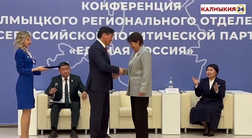 Также на конференции были вручены партийные билеты участникам, которые пополнили ряды партии