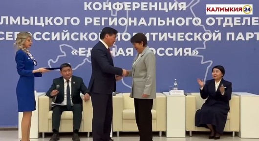 Также на конференции были вручены партийные билеты участникам, которые пополнили ряды партии