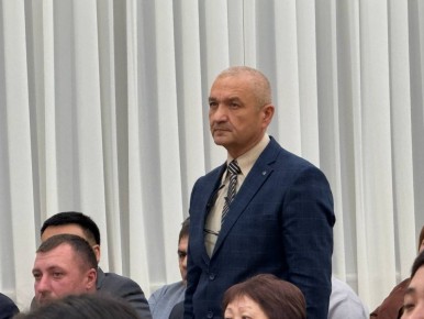 Глава Калмыкии также поблагодарил за работу присутствовавшего на заседании участника специальной военной операции, депутата из Приютненского района Александра Онежко