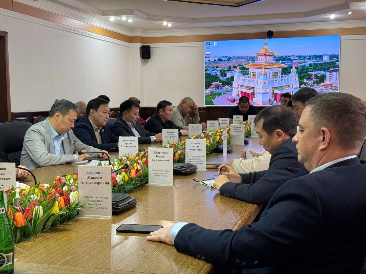 Глава Администрации города Элисты Алдар Лиджиков провел еженедельное аппаратное совещание с участием Главы города Элисты – Председателя ЭГС Максима Соркина и руководителей структурных подразделений Глава Администрации города Элисты Алдар Лиджиков провел еженедельное аппаратное совещание с участием Главы города Элисты – Председателя ЭГС Максима Соркина и руководителей структурных подразделений