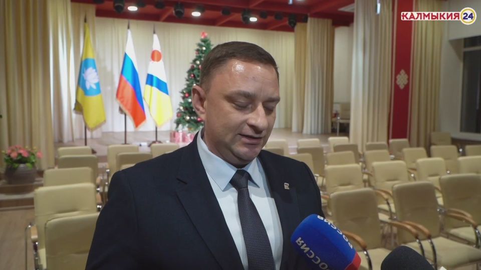 Сразу после завершения Прямой линии Главы Калмыкии Глава Администрации города Элисты Алдар Лиджиков и Председатель Элистинского городского Собрания Максим Сорокин оперативно отреагировали на прозвучавшие вопросы и поручения