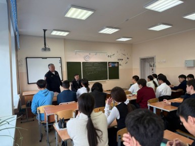 Временно исполняющий обязанности заместителя министра внутренних дел по Республике Калмыкия полковник полиции Александр Буваев провел встречу с учащимися выпускных классов на тему поступления в вузы МВД России