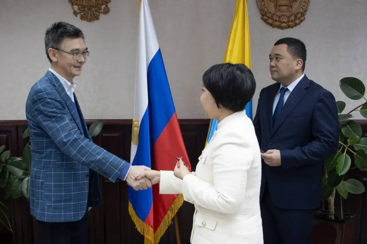 В Элисте в сентябре прошёл III Международный буддийский форум, где с докладом выступил буддолог Баатр Китинов В Элисте в сентябре прошёл III Международный буддийский форум, где с докладом выступил буддолог Баатр Китинов