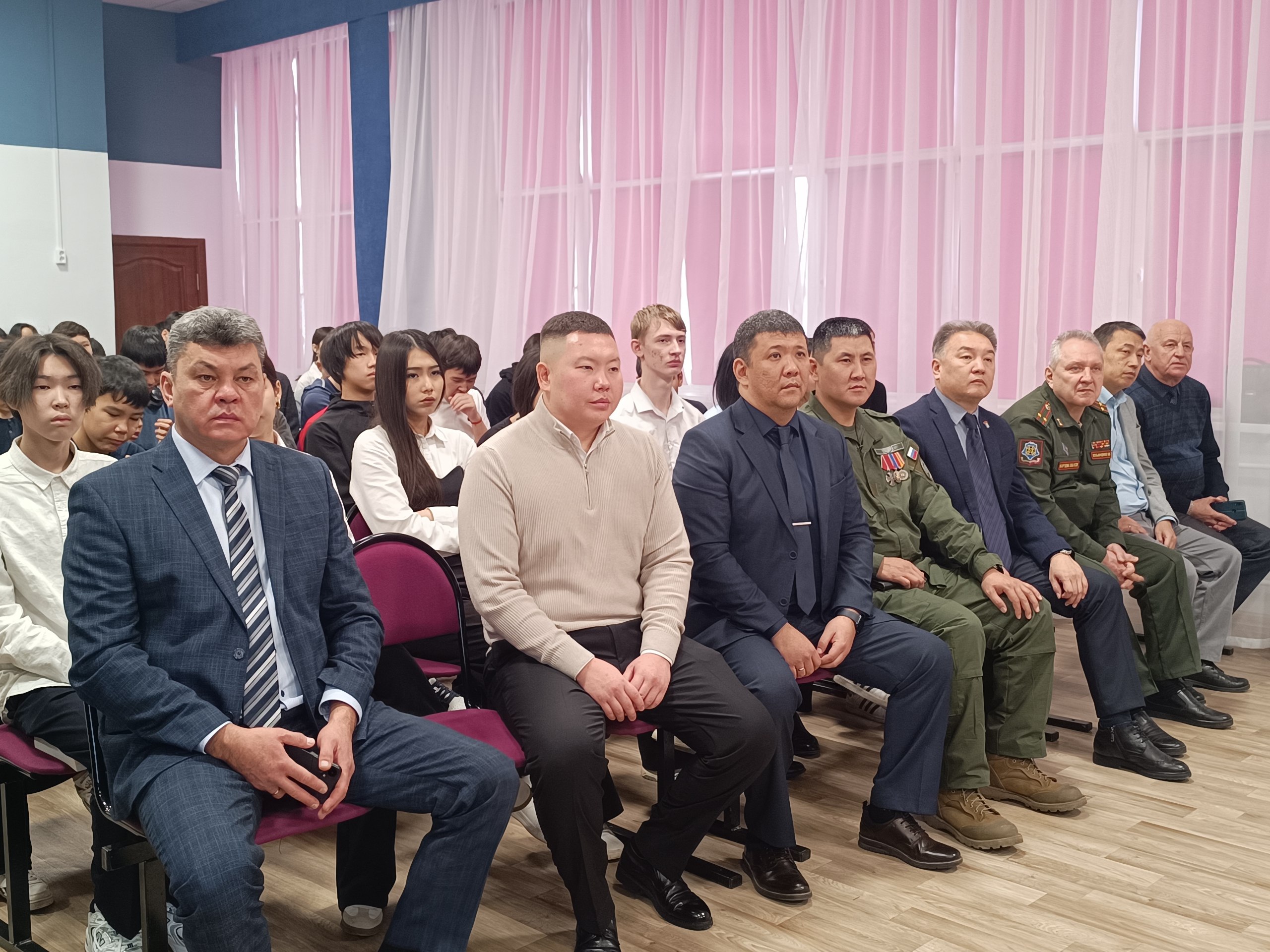 В школе №21 имени Сим Тамары Чан-Юновны торжественно открыли Парту Героя памяти Арошанова Арслана Валерьевича В школе №21 имени Сим Тамары Чан-Юновны торжественно открыли Парту Героя памяти Арошанова Арслана Валерьевича