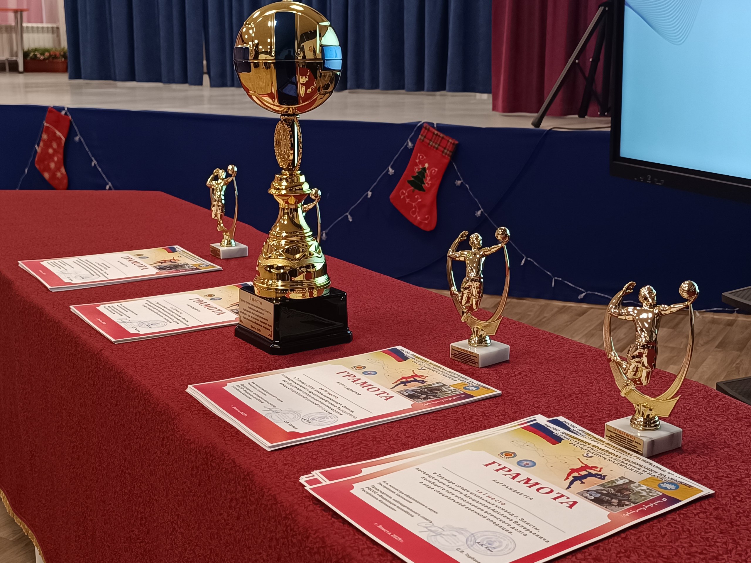 В школе №21 имени Сим Тамары Чан-Юновны торжественно открыли Парту Героя памяти Арошанова Арслана Валерьевича В школе №21 имени Сим Тамары Чан-Юновны торжественно открыли Парту Героя памяти Арошанова Арслана Валерьевича