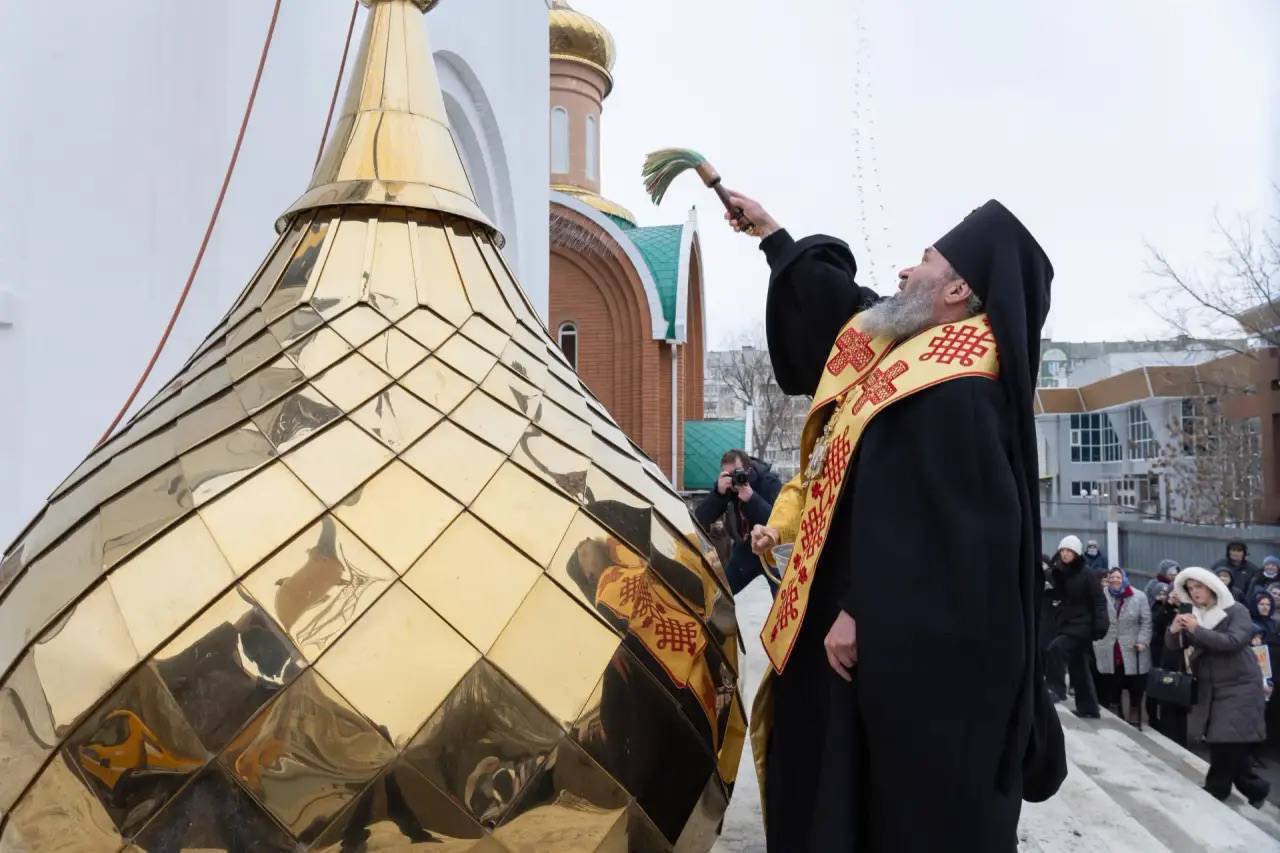 Глава Калмыкии Бату Хасиков принял участие в торжественной церемонии поднятия купола с крестом над западным входом собора святых Кирилла и Мефодия в год 30-летия епархии Глава Калмыкии Бату Хасиков принял участие в торжественной церемонии поднятия купола с крестом над западным входом собора святых Кирилла и Мефодия в год 30-летия епархии