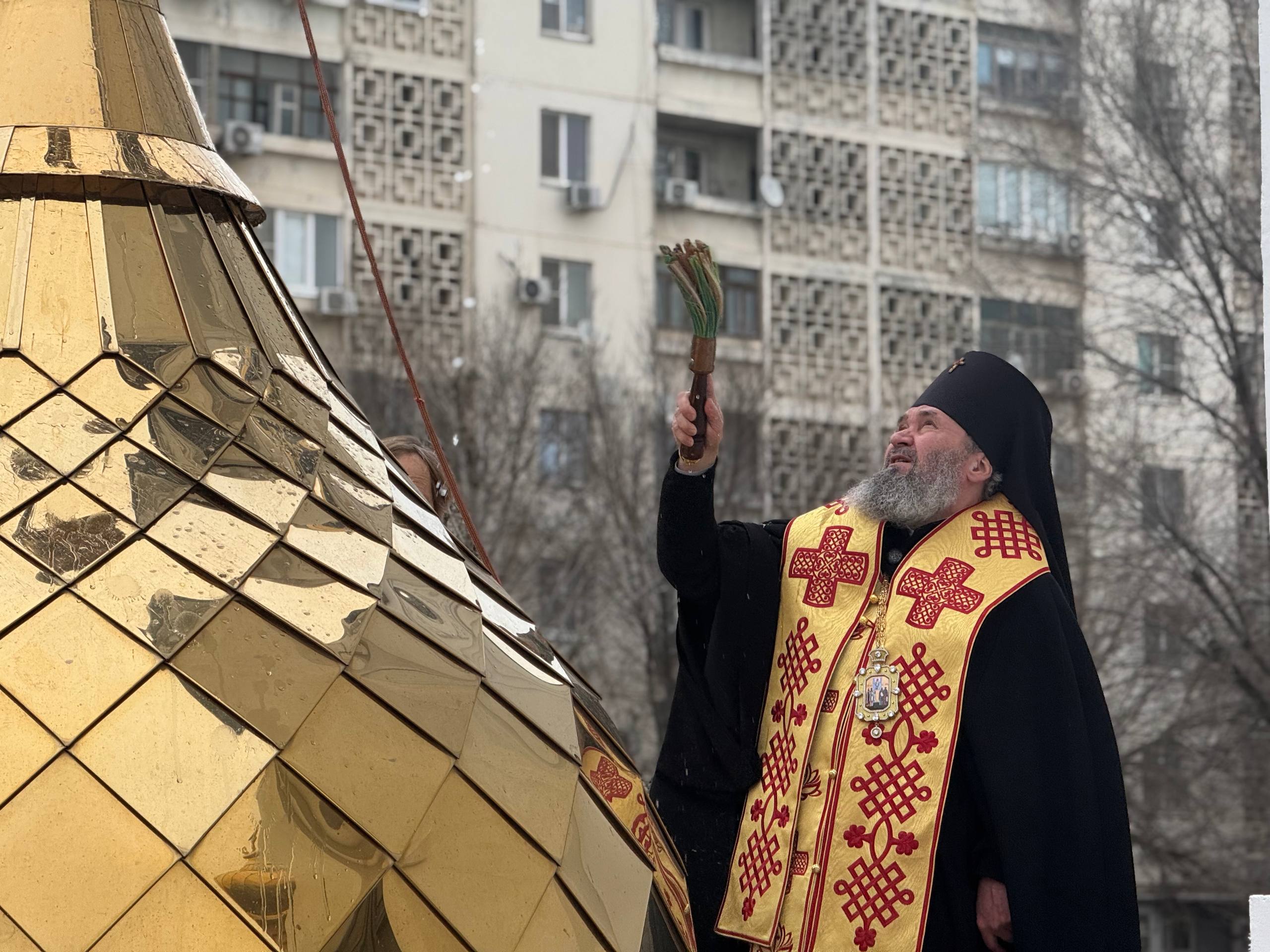 В юбилейный год, насыщенный знаковыми духовными событиями, в столице Калмыкии состоялась торжественная церемония: на строящийся Кафедральный собор равноапостольных Кирилла и Мефодия был установлен и освящен купол и крест В юбилейный год, насыщенный знаковыми духовными событиями, в столице Калмыкии состоялась торжественная церемония: на строящийся Кафедральный собор равноапостольных Кирилла и Мефодия был установлен и освящен купол и крест