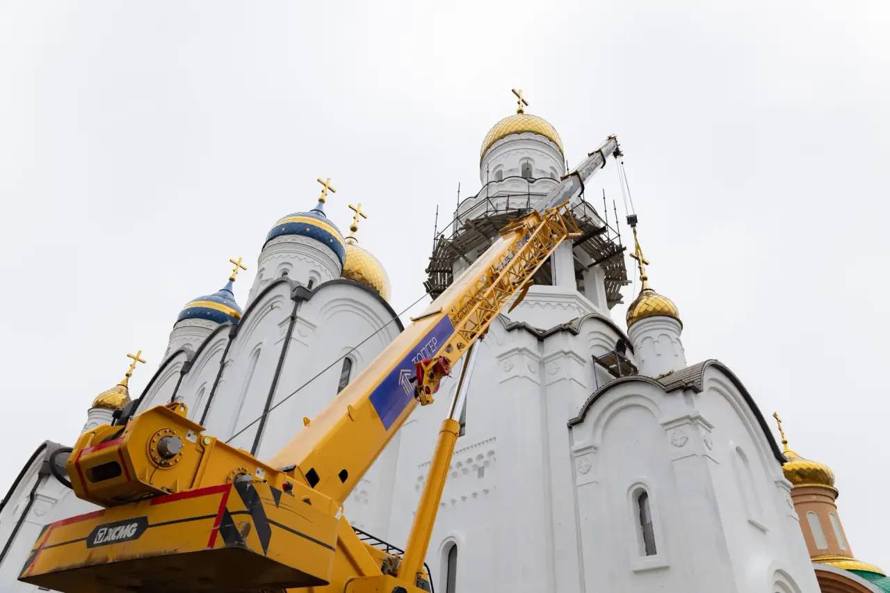 Глава Калмыкии Бату Хасиков принял участие в торжественной церемонии поднятия купола с крестом над западным входом собора святых Кирилла и Мефодия в год 30-летия епархии Глава Калмыкии Бату Хасиков принял участие в торжественной церемонии поднятия купола с крестом над западным входом собора святых Кирилла и Мефодия в год 30-летия епархии