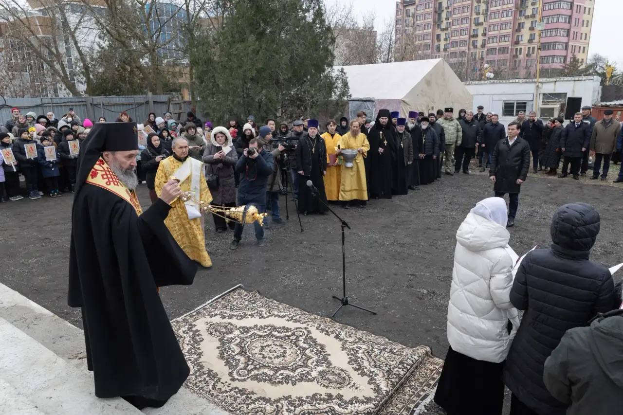 Глава Калмыкии Бату Хасиков принял участие в торжественной церемонии поднятия купола с крестом над западным входом собора святых Кирилла и Мефодия в год 30-летия епархии Глава Калмыкии Бату Хасиков принял участие в торжественной церемонии поднятия купола с крестом над западным входом собора святых Кирилла и Мефодия в год 30-летия епархии