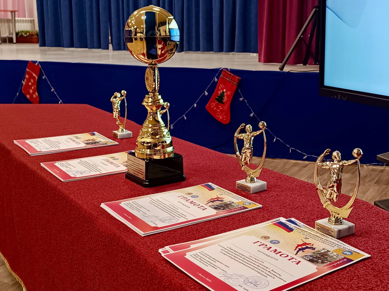 В школе №21 имени Сим Тамары Чан-Юновны торжественно открыли Парту Героя памяти Арошанову Арслану Валерьевичу В школе №21 имени Сим Тамары Чан-Юновны торжественно открыли Парту Героя памяти Арошанову Арслану Валерьевичу