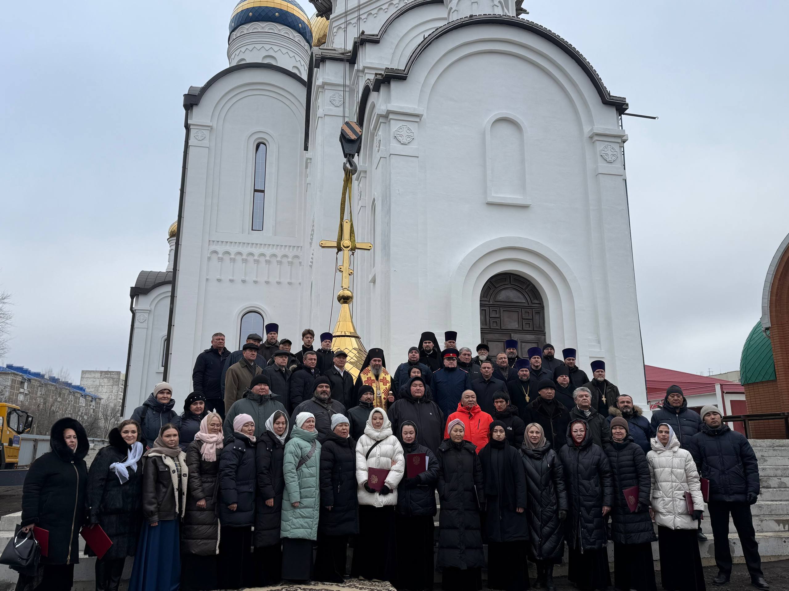 В юбилейный год, насыщенный знаковыми духовными событиями, в столице Калмыкии состоялась торжественная церемония: на строящийся Кафедральный собор равноапостольных Кирилла и Мефодия был установлен и освящен купол и крест В юбилейный год, насыщенный знаковыми духовными событиями, в столице Калмыкии состоялась торжественная церемония: на строящийся Кафедральный собор равноапостольных Кирилла и Мефодия был установлен и освящен купол и крест