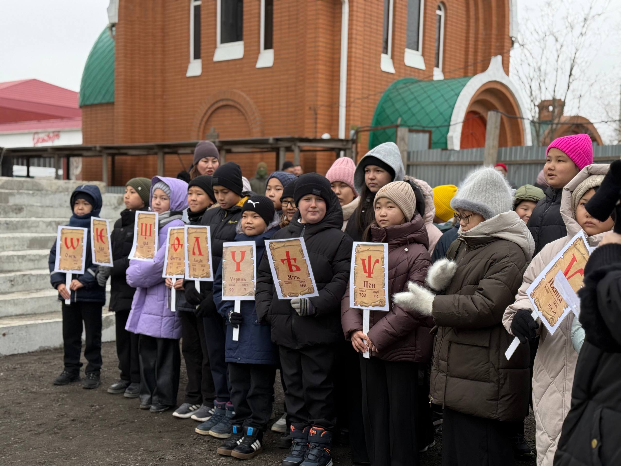 В юбилейный год, насыщенный знаковыми духовными событиями, в столице Калмыкии состоялась торжественная церемония: на строящийся Кафедральный собор равноапостольных Кирилла и Мефодия был установлен и освящен купол и крест