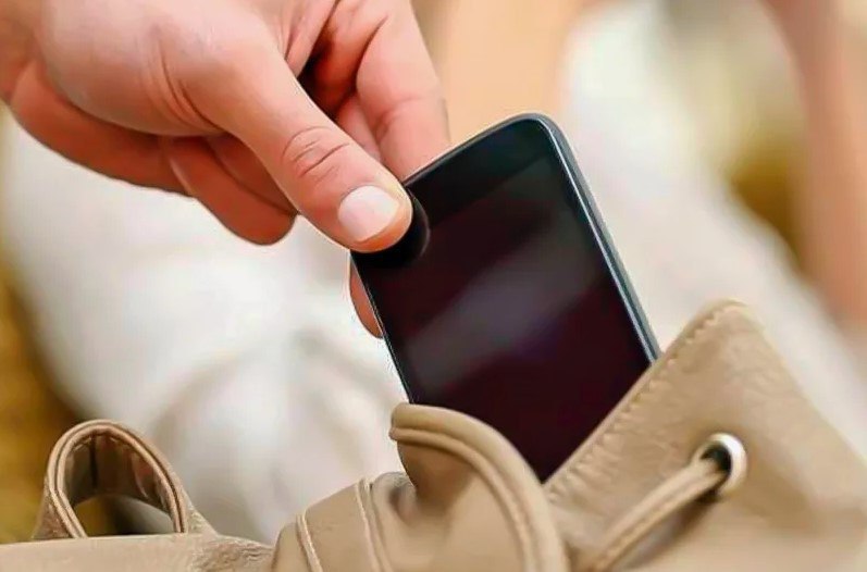 Похитила и спрятала чужой телефонСотрудниками полиции раскрыта кража дорогостоящего мобильного устройства