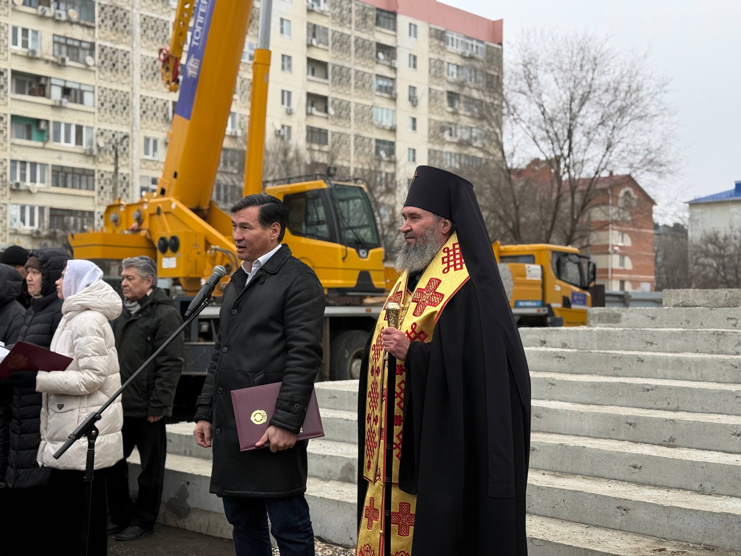 В юбилейный год, насыщенный знаковыми духовными событиями, в столице Калмыкии состоялась торжественная церемония: на строящийся Кафедральный собор равноапостольных Кирилла и Мефодия был установлен и освящен купол и крест В юбилейный год, насыщенный знаковыми духовными событиями, в столице Калмыкии состоялась торжественная церемония: на строящийся Кафедральный собор равноапостольных Кирилла и Мефодия был установлен и освящен купол и крест