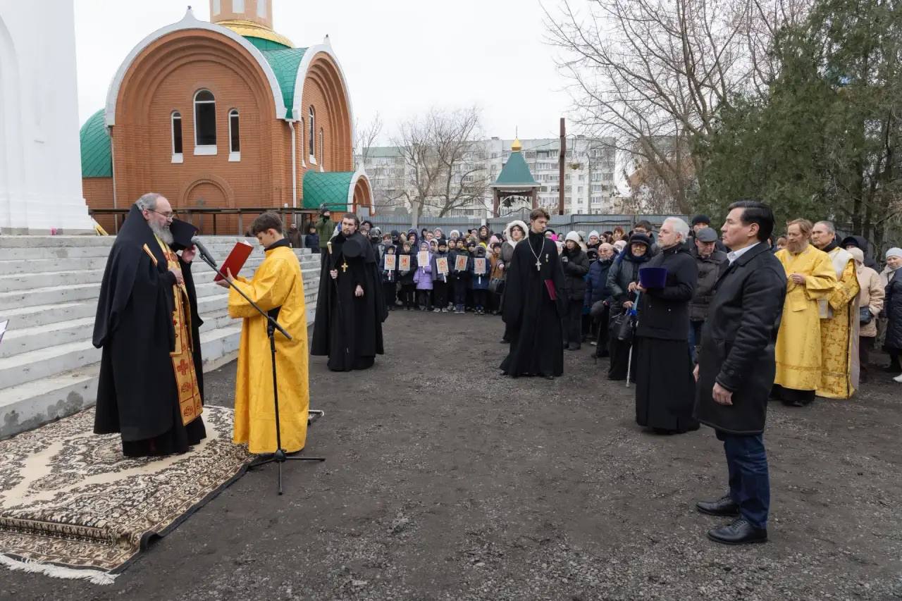 Глава Калмыкии Бату Хасиков принял участие в торжественной церемонии поднятия купола с крестом над западным входом собора святых Кирилла и Мефодия в год 30-летия епархии Глава Калмыкии Бату Хасиков принял участие в торжественной церемонии поднятия купола с крестом над западным входом собора святых Кирилла и Мефодия в год 30-летия епархии