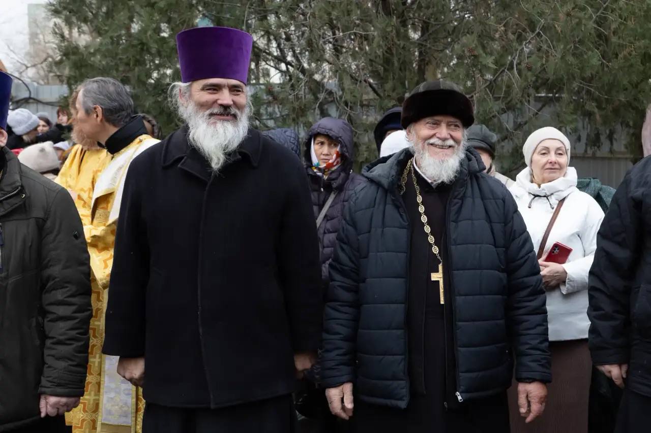 Глава Калмыкии Бату Хасиков принял участие в торжественной церемонии поднятия купола с крестом над западным входом собора святых Кирилла и Мефодия в год 30-летия епархии Глава Калмыкии Бату Хасиков принял участие в торжественной церемонии поднятия купола с крестом над западным входом собора святых Кирилла и Мефодия в год 30-летия епархии