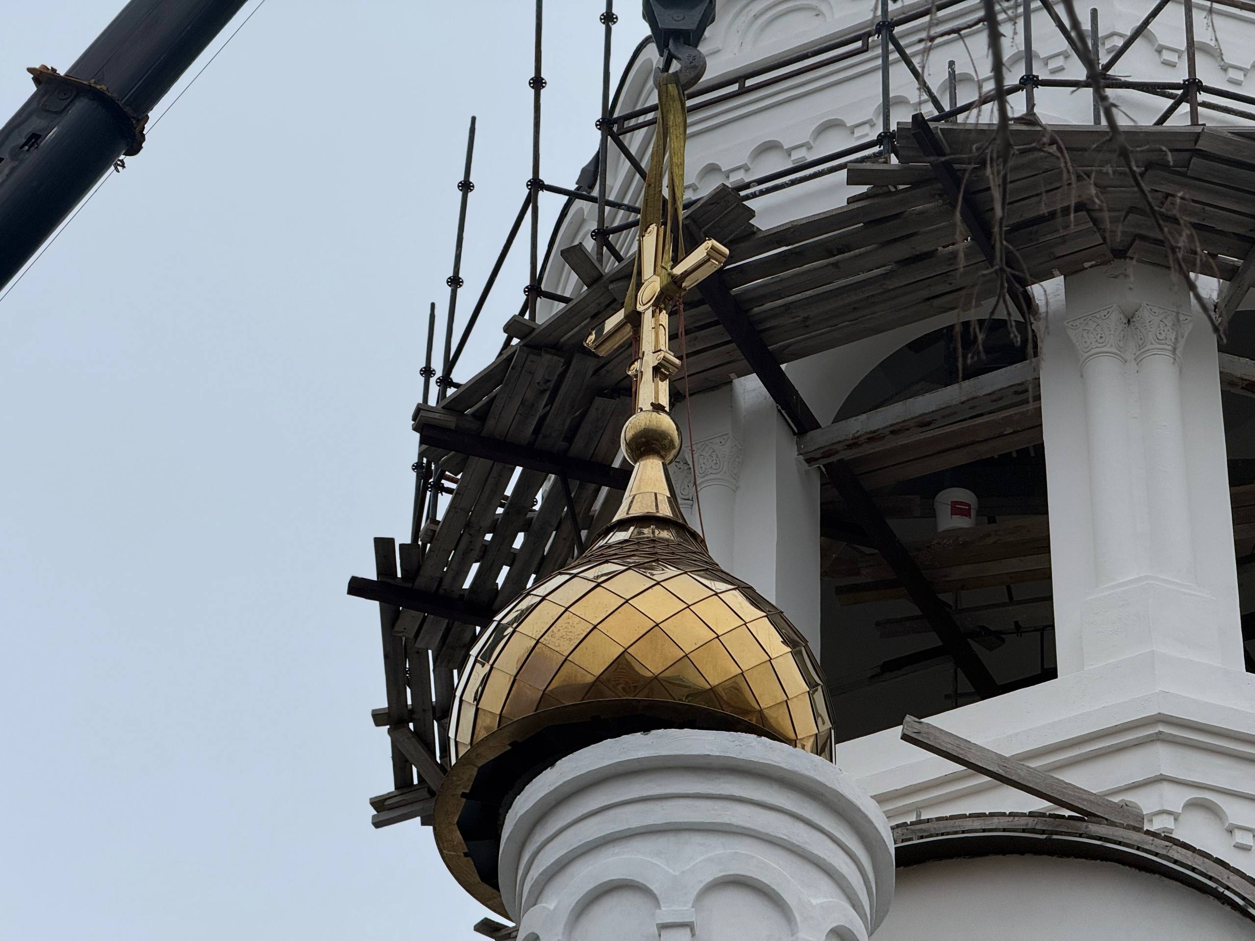 В юбилейный год, насыщенный знаковыми духовными событиями, в столице Калмыкии состоялась торжественная церемония: на строящийся Кафедральный собор равноапостольных Кирилла и Мефодия был установлен и освящен купол и крест В юбилейный год, насыщенный знаковыми духовными событиями, в столице Калмыкии состоялась торжественная церемония: на строящийся Кафедральный собор равноапостольных Кирилла и Мефодия был установлен и освящен купол и крест