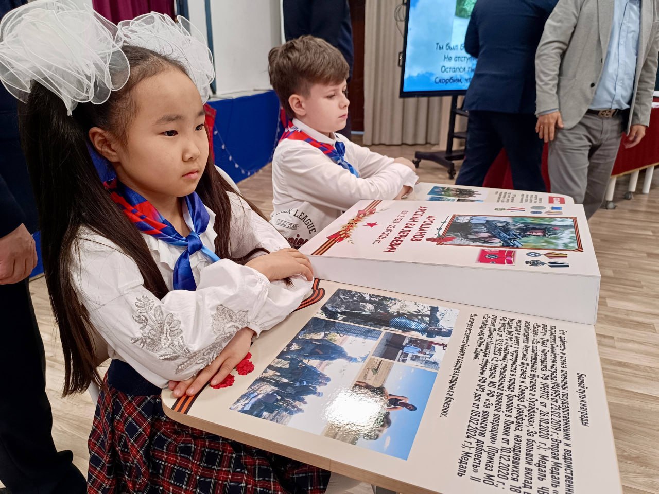 В школе №21 имени Сим Тамары Чан-Юновны торжественно открыли Парту Героя памяти Арошанову Арслану Валерьевичу В школе №21 имени Сим Тамары Чан-Юновны торжественно открыли Парту Героя памяти Арошанову Арслану Валерьевичу