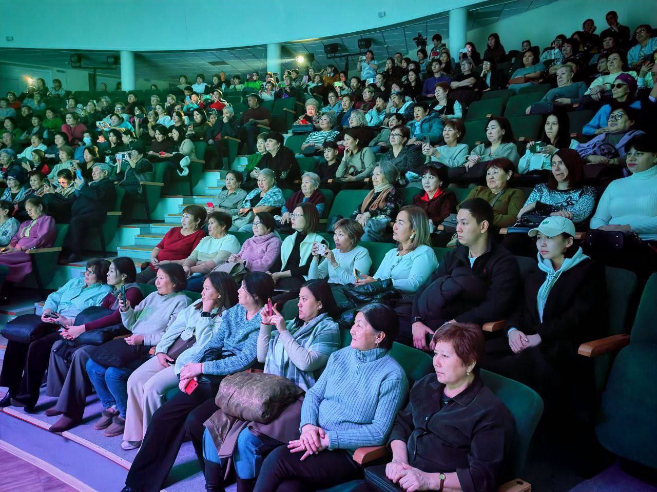 Во Дворце детского творчества прошел благотворительный концерт в честь памяти академика Пюрви Мучкаевича Эрдниева Во Дворце детского творчества прошел благотворительный концерт в честь памяти академика Пюрви Мучкаевича Эрдниева
