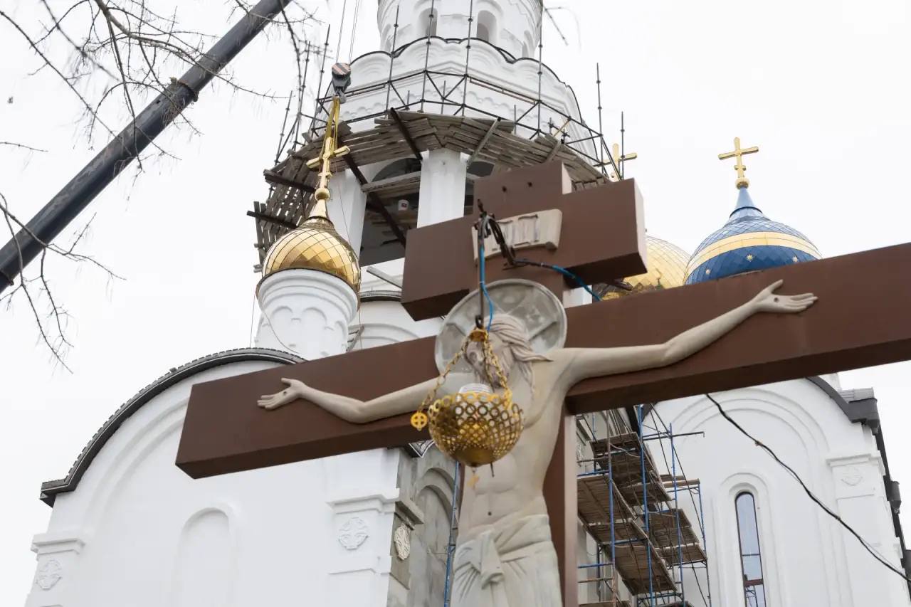 Бату Хасиков: Принял участие в торжественной церемонии поднятия купола с крестом над западным входом собора святых Кирилла и Мефодия в год 30-летия епархии Бату Хасиков: Принял участие в торжественной церемонии поднятия купола с крестом над западным входом собора святых Кирилла и Мефодия в год 30-летия епархии