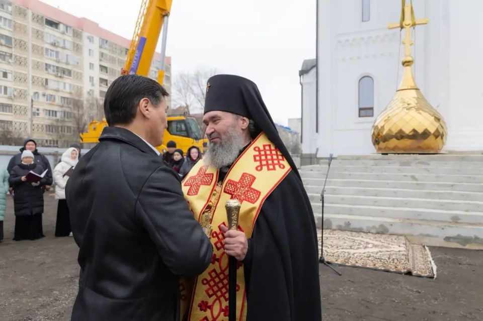 Глава Калмыкии Бату Хасиков принял участие в торжественной церемонии поднятия купола с крестом над западным входом собора святых Кирилла и Мефодия в год 30-летия епархии