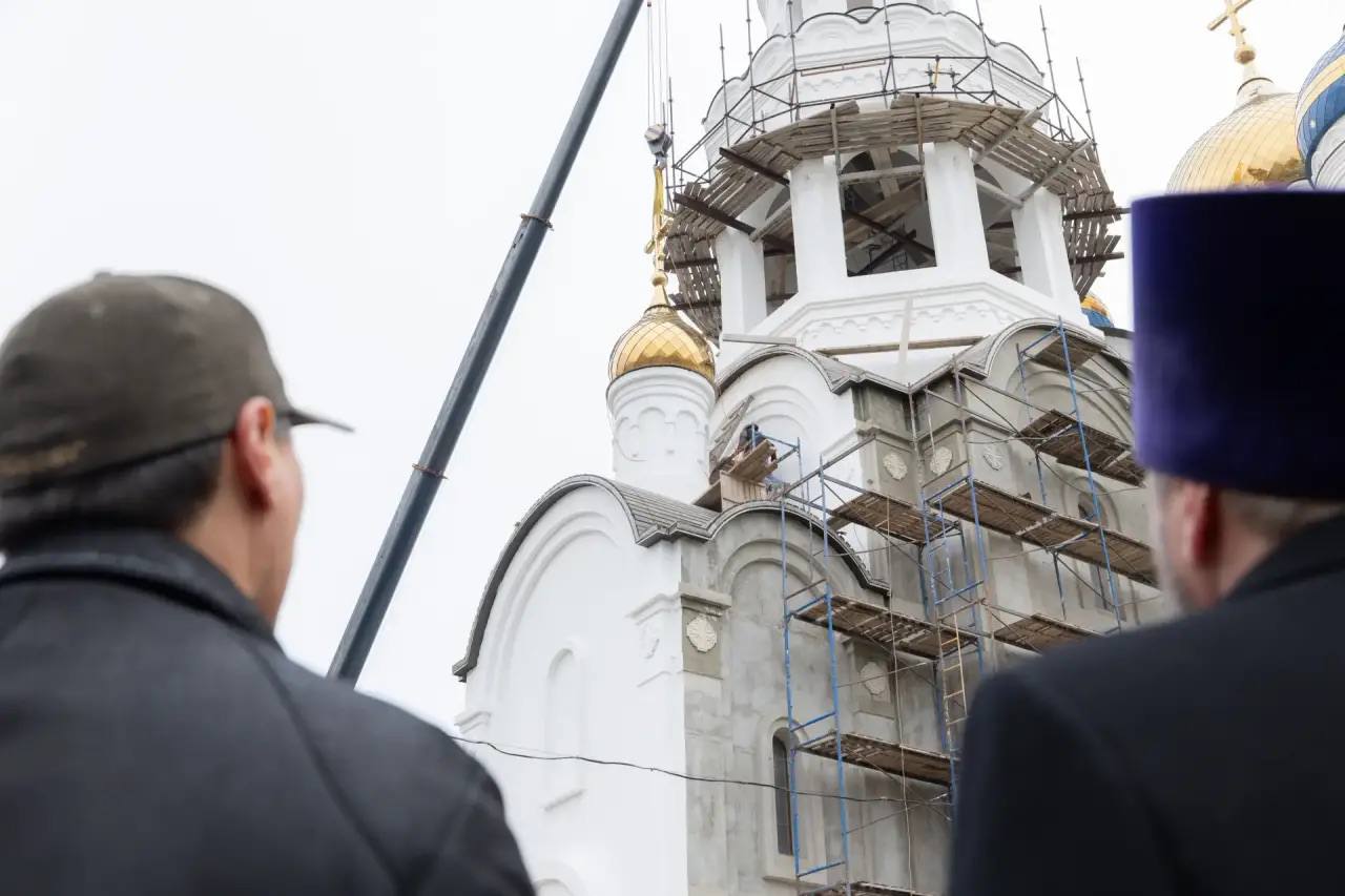 Глава Калмыкии Бату Хасиков принял участие в торжественной церемонии поднятия купола с крестом над западным входом собора святых Кирилла и Мефодия в год 30-летия епархии Глава Калмыкии Бату Хасиков принял участие в торжественной церемонии поднятия купола с крестом над западным входом собора святых Кирилла и Мефодия в год 30-летия епархии