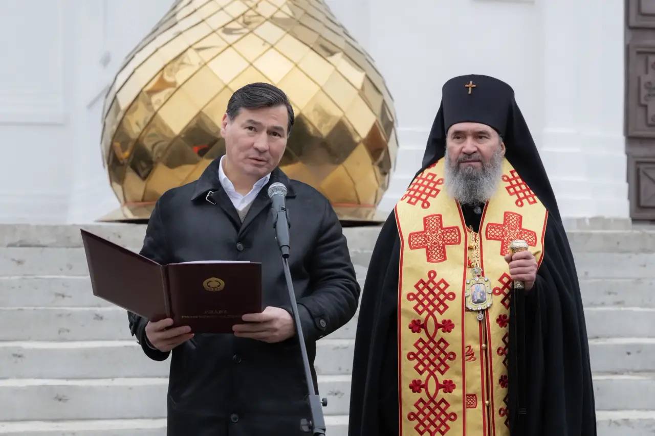 Глава Калмыкии Бату Хасиков принял участие в торжественной церемонии поднятия купола с крестом над западным входом собора святых Кирилла и Мефодия в год 30-летия епархии Глава Калмыкии Бату Хасиков принял участие в торжественной церемонии поднятия купола с крестом над западным входом собора святых Кирилла и Мефодия в год 30-летия епархии