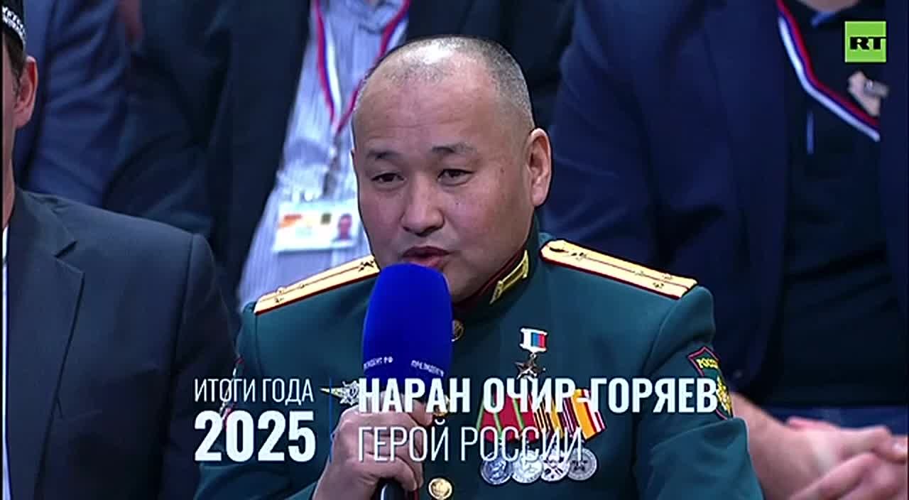 Скромничает. Он начинал простым водителем