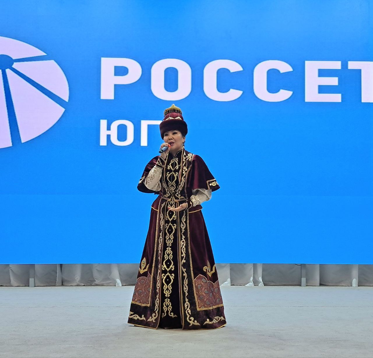 Олег Пюрбеев поздравил энергетиков республики с профессиональным праздником Олег Пюрбеев поздравил энергетиков республики с профессиональным праздником