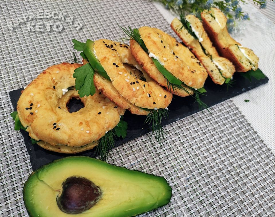 Кето-бейглы с изысканными начинками: идеальная закуска для гурманов!
