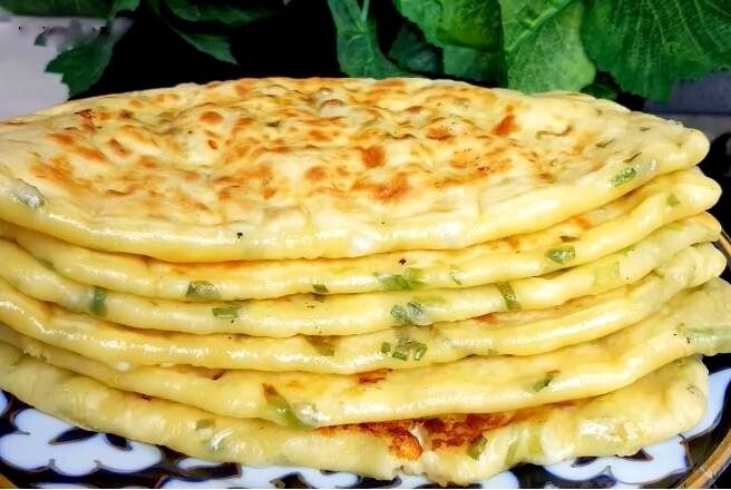 Лепешки на кефире с сыром и зеленью: идеальный перекус на каждый день!