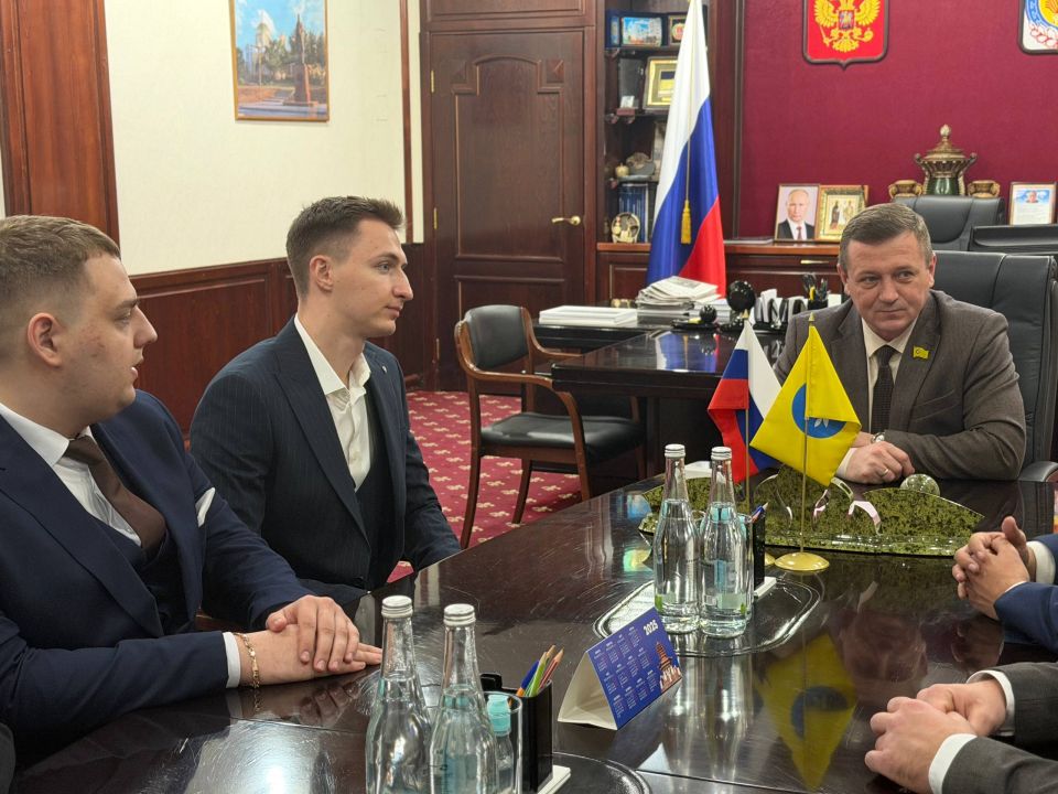 Сегодня в кабинете Председателя Народного Хурала (Парламента) Республики Калмыкия Артема Михайлова прошла торжественная церемония награждения представителей делового сообщества