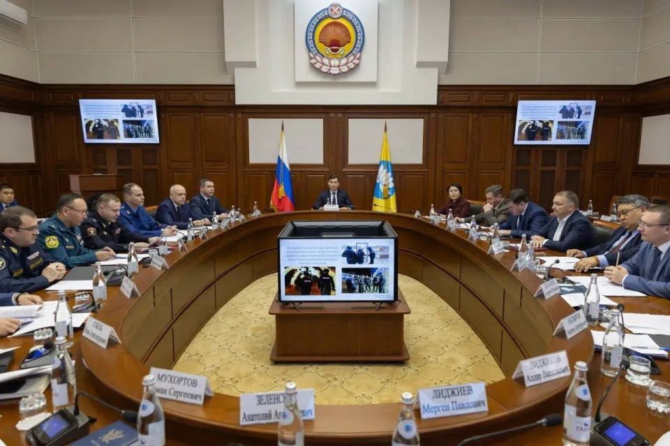 Глава Калмыкии Бату Хасиков провел заседание Антитеррористической комиссии и оперативного штаба республики, в котором участвовал и.о. министра ЖКХ Константин Климентьев