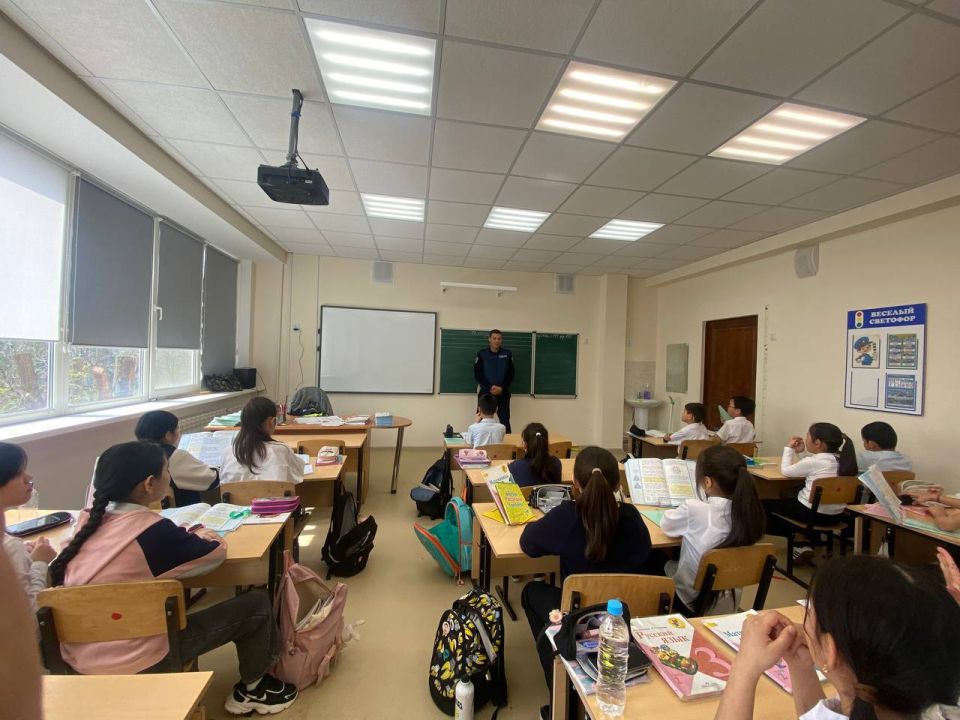 Сотрудники Госавтоинспекции проводят профилактическую работу с детьми