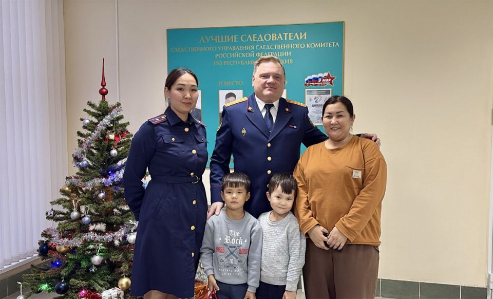 В Калмыкии руководитель следственного управления совместно с коллективом ведомства присоединились к благотворительной акции "Елка желаний"