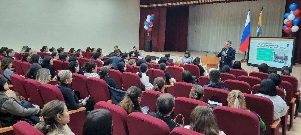 В Элисте завершился цикл родительских собраний на тему «Подросток и закон», нацеленных на профилактику детской и подростковой преступности в преддверии Нового года В Элисте завершился цикл родительских собраний на тему «Подросток и закон», нацеленных на профилактику детской и подростковой преступности в преддверии Нового года