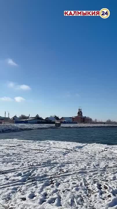 В Лагани установили маяк!. Маяк декоративный, установили его за два дня, но работы еще продолжаются #Калмыкия24