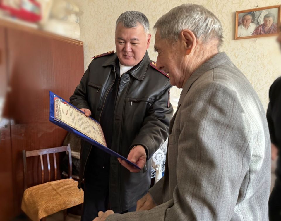 Сотрудники министерства внутренних дел по Республике Калмыкия поздравили с 95-летним юбилеем и наступающим Новым годом ветерана органов внутренних дел, труженика тыла Николая Никанорова