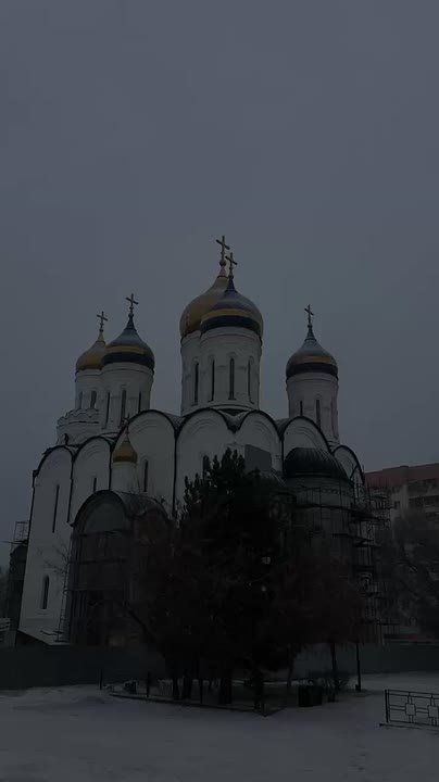 В Элисте идет красивый снегопад