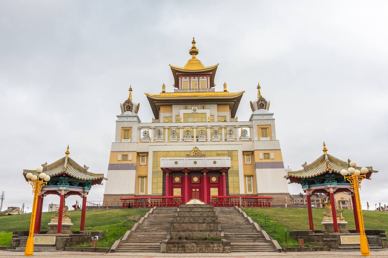 Ровно 20 лет назад в Калмыкии открылся Центральный Хурул «Золотая обитель Будды Шакьмуни»