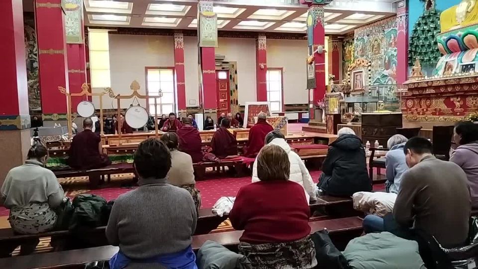 Сегодня, 28 декабря, в День памяти жертв депортации калмыцкого народа, в Центральном хуруле Калмыкии «Золотая обитель Будды Шакьямуни» проходит поминальный молебен