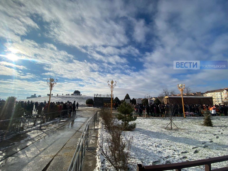 В Элисте, на территории мемориального комплекса «Исход и возвращение», проходит памятное мероприятие, посвящённое 82-й годовщине депортации калмыцкого народа