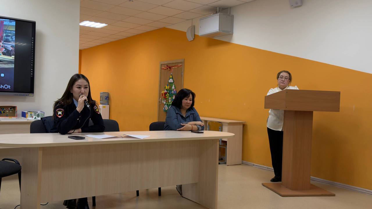 В Элисте сотрудники Госавтоинспекции напомнили родителям о важности соблюдения ПДД РФ детьми