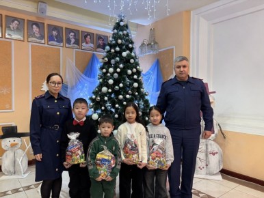 В Элисте офицеры СК России и эксперт Южного филиала ФГКУ «Судебно-экспертный центр СК России» поздравили ребят, посещающих социальное учреждение, с Новым годом