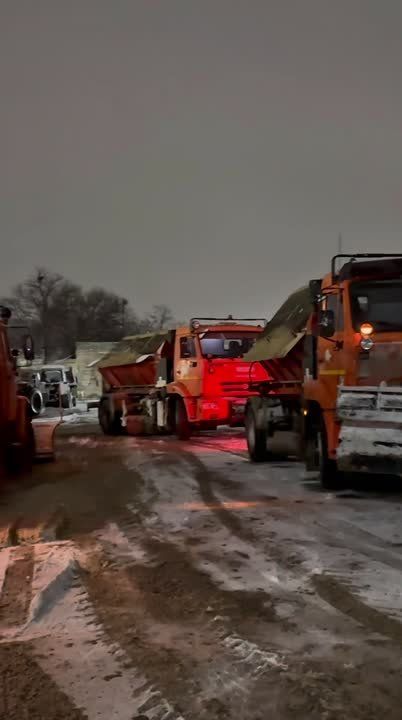 В связи с обильными снегопадами, которые окутали наш город белоснежным покрывалом, наши сотрудники оперативно выехали на улицы для обеспечения безопасного передвижения